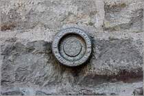 Wallenhorst. Der Nivellementpunkt Nr. 230 an der Neuen St.-Alexander-Kirche. Er bildete 1993 bei der Zusamenfhrung der bestehenden Hhennetze der alten Bundeslnder (DHHN85) und der neuen Bundeslnder (SNN76) zum deutschen Hhensystem DHHN92 den Ausgangspunkt fr die zwangsfreie Ausgleichung der geopotentiellen Kotenunterschiede der beteiligten Nivellementlinien (Wikipedia lsst gren). 14.10.2017