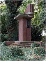 Osnabrck. Das vom Architekten Justus Haarmann entworfene Ebert-Erzberger-Rathenau-Mahnmal wurde 1928 erbaut. Dieses avantgardistische Denkmal wurde 1933 von den Nazis zerstrt. 1983 wurde es wieder errichtet. Es steht am Erich-Maria-Remarque-Ring. 02.09.2017
