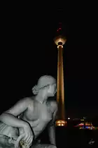 Eine der Nymphen des Neptunbrunnens  posiert  vor dem Fernsehturm in Berlin. (November 2014)