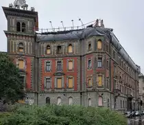 Andr�ssy �t 83-85, als ein Teil von Kod�ly K�r�nd. Im Jahre 2014 es gab Renovationsarbeiten auf dem Dach als etwas began zu brennen. Das Dachgeschoss und die 3. Etage brann komplett aus, das von UNESCO gesch�tzte Geb�ude ist seitdem unbewohnbar. Aufnahme: Budapest, 21.09.2017.
Video: https://www.youtube.com/watch?v=_-ebYhe8PIo