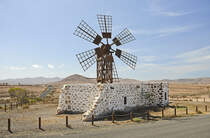 Eine typische spanische Windmhle im Dorf Valle de Santa Ins auf der Insel Fuerteventura. Aufnahme: 19. Oktober 2017.