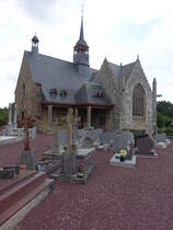 Saint-Lery, Pfarrkirche St. Lery mit von kleinen Dachfenstern gekrnten Vorhalle, erbaut im 15. Jahrhundert (10.07.2017)