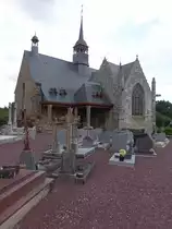 Saint-Lery, Pfarrkirche St. Lery mit von kleinen Dachfenstern gekr�nten Vorhalle, erbaut im 15. Jahrhundert (10.07.2017)