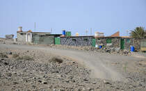 Cofete ist ein kleiner, einsam gelegener Ort an der Westkste der Halbinsel Janda auf der zu Spanien gehrenden Kanarischen Insel Fuerteventura. Der Ort selbst ist von einigen rmlichen Htten und einer ungewhnlich massiv gebauten Bar geprgt. Die Einheimischen aus dem auf der anderen Seite des Bergrckens liegenden Ortes Morro Jable kommen oft nur am Wochenende hierher.
Aufnahme: 17. Oktober 2017.