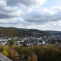 HERBORN/HESSEN VOM AUSSICHTSTURM  DILLBLICK 
Von der Aussichtsplattform in 14 Metern H�he des 2015 auf dem Herborner Dollenberg in moderner
Stahl-/Holzkonstruktion eingeweihten Aussichtsturms  DILLBLICK  hat man einen herrlichen
Rundumblick �ber die malerische hessische Westerwaldstadt...am 25.10.2017