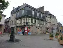 Pontivy, alte Fachwerkh�user am Place du Martray (11.07.2017)