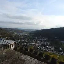 BIEDENKOPF/HESSEN-BLICK VOM LANDGRAFENSCHLOSS
Vom hoch �ber der Stadt und Luftkurort im Norden Mittelhessens gelegenen Landgrafenschloss,Mitte des
15. Jahrhunderts von HEINRICH III. VON HESSEN erbaut,hat man,wie hier am 26.10.2017,einen
herrlichen Blick �ber die Stadt und ihre Mittelgebirgs-Landschaft....