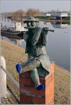 Dieser Fl�tenspieler geh�rt ebenfalls zur Skulpturengruppe  Zeitreise  in Wittenberge. Am 18.02.2007 war er der Jahreszeit gem�� von besorgten Passanten mit Wollsocken ausgestattet worden.