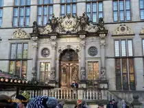 Bremer Marktplatz am 3.12.2015: Eingangsportal des Sch�ttings mit dem Wahlspruch „drau�en und drinnen – wagen und gewinnen  der Bremer Kaufleute und der der doppell�ufigen Freitreppe. Das ist das Haus der Bremer Kaufmannschaft und Sitz der Handelskammer Bremen.  