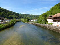 St.Ursanne, Blick fluabwrts von der St.Johannes-Brcke ber den Doubs, Mai 2017