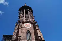 Das Freiburger M�nster am 7. Juni 2017.

Das Freiburger M�nster wurde bereits im Mittelalter gebaut, bis zur Fertigstellung hat es �ber 300 Jahre gebraucht, weswegen man sowohl den gotischen als auch den romanischen Baustil im M�nster wiederfindet. Mit viel Gl�ck hat es die Bombardierung Freiburgs am 27. November 1944 fast unbeschadet �berstanden, w�hrend so gut wie alle Geb�ude um das M�nster herum komplett zerst�rt wurden.