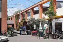 Das Einkaufszentrum in Freiburg-Landwasser am 13. Mai 2017.
Das Einkaufzentrum stammt aus den 1960er Jahren, in denen der Plattenbau-Stadtteil Landwasser gebaut wurde und ist mittlerweile marode und dringend sanierungsbed�rftig und zudem nicht barrierefrei, was zu Problemen bei der zahlreichen betagten Bev�lkerung des Stadtteils f�hrt. Deswegen wird das Einkaufszentrum in den n�chsten Jahren durch einen neuen Baukomplex ersetzt.