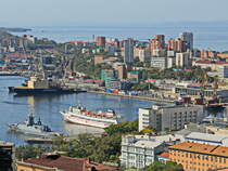 Blick auf den Hafen und das Stadtcentrum von Wladiwostok am 23. September 2017.