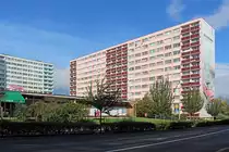 Zumindest farblich  �berarbeitete  Neubaublocks  in Mlad� Boleslav, direkt gegen�ber vom Skoda-Automuseum. Da auch das Skoda-Hauptwerk gleich
um die Ecke liegt, wurden diese Blocks wohl f�r die Besch�ftigten des gr��ten tschechischen Autoherstellers errichtet und werden auch heute noch genutzt.