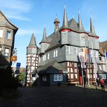FRANKENBERG/EDER-RATHAUS
Ein sehens-und liebenswerts Stdtchen an der EDER mit einem beeindruckenden 10-trmigen Rathaus,
1509 im gotischen Stil errichtet-hier von der Rckseite aus fotografiert mit dem Eingangstor zum Erdgeschoss
mit der MARKTHALLE(SCHIRN),wo jeden Samstag der Wochenmarkt der Landfrauen stattfindet..am 1.11.2017
