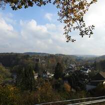 WISSEN-SCHNSTEIN/SIEG
Der Blick fllt am 3.11.2017 bei schnstem Herbstwetter auf den WISSENER Stadtteil SCHNSTEIN mit
der SIEG,dem SCHLOSS und den WESTERWALD-Hhenzgen im Hintergrund.....