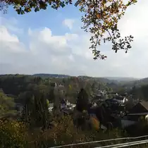 WISSEN-SCH�NSTEIN/SIEG
Der Blick f�llt am 3.11.2017 bei sch�nstem Herbstwetter auf den WISSENER Stadtteil SCH�NSTEIN mit
der SIEG,dem SCHLOSS und den WESTERWALD-H�henz�gen im Hintergrund.....