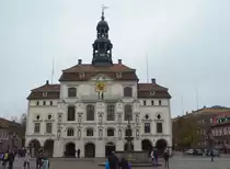 Rathaus L�neburg, sehenswert. Am 24.10.17. Das L�neburger Rathaus ist ein Beispiel mittelalterlicher und fr�hneuzeitlicher profaner Architektur in Norddeutschland. Es entstand um 1230. Im Turm befindet sich ein Glockenspiel aus Mei�ner Porzellan. gesehen Am 24.10.17.