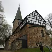 MEHREN/WESTERWALD-EV. PFARRKIRCHE
Wie die sprichw�rtliche  Feste Burg  Luthers �berragt die ev. Pfarrkirche die D�cher des kleinen
Westerwaldortes MEHREN im Landkreis ALTENKIRCHEN- im 12. Jahrhundert als dreischiffige
Pfeilerbasilika aus Mauer und Fachwerk gebaut,ist sie eine der �ltesten
sp�tromanischen Dorfkirchen des Westerwaldes...am 6.11.2017