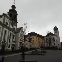 HISTORISCHES HACHENBURG/WW AM ALTEN MARKT
Gleich 4 bedeutende historische Geb�ude rund um den ALTEN MARKT in Hachenburg:
-die r�misch-katholische Kirche  Maria Himmelahrt  aus der 1. H�lfte des 18. Jahrhunderts,links,
-direkt daneben das  STEINERNE HAUS  aus dem 15. Jhdt.als Gasthaus  Krone  �ltestes steinernes
 Gasthaus Deutschlands
-�berragt vom Schloss,als Burg der Grafen von SAYN 1212 vollendet und nach dem gro�en Stadtbrand
 1654 als Barockschloss wiederaufgebaut
-die Schlosskirche entstand im sp�ten 15. Jahrhundert.....
Zu jeder Jahreszeit sehenswert,hier am 6.11.2017