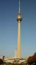 Der Berliner Fernsehturm ist mit 368 Metern das h�chste Bauwerk Deutschlands. (Berlin-Mitte, November 2014)