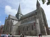Guerande, Kirche St. Aubin, erbaut im 12. Jahrhundert, Querschiff 13. Jahrhundert, sp�tgotisches Doppelportal (11.07.2017)