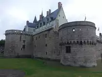 Nantes, Schloss der Herz�ge der Bretagne, Festung aus der Gotik, erbaut ab dem 13. Jahrhundert, Grand Logis mit reich verzierten Dachfenster im Flamboyant Stil (12.07.2017)