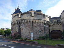 Ancenis, mchtiger Rundturm mit Wasserspeiern der Burg, erbaut im 10. Jahrhundert (12.07.2017)