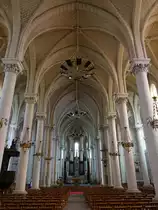 Le Loroux-Bottereau, neugotischer Innenraum der Kirche St. Johannes (12.07.2017)