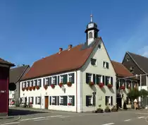 Klingenm�nster, das Rathaus des ca.2300 Einwohner z�hlenden Erholungsortes in der s�dlichen Pfalz, gleichzeitig Geburtshaus des Schriftstellers August Becker (1828-91), Sept.2017
