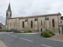Mouzeuil-Saint-Martin, Kirche Sainte-Trinit� aus dem 12. Jahrhundert (13.07.2017)