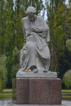 Die Statue der  Mutter Heimat  als Bestandteil des Sowjetischen Ehrenmales im Treptower Park. (Berlin, Oktober 2013)