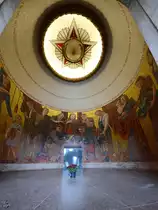 Die Innenansicht des Pavillons des Sowjetischen Ehrenmales im Treptower Park (Berlin, Oktober 2013)