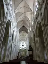 Lucon, gotisches Mittelschiff mit Rippengew�lbe der Kathedrale Notre Dame (13.07.2017)