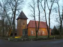 Ev.-Luth. St.-Laurentius-Kirche mit dem davorstehenden Gedenkstein in M�den (�rtze) im S�dteil der L�neburger Heide am 11.11.2017 /