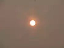 Hamburg am 17.10.2017: Sahara-Sand f�rbt die Sonne  �ber Hamburg rot /