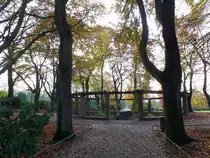 Hamburg am 12.11.2017: am Pinguinbrunnen im herbstlichen Stadtpark /