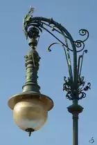 Eine der sogenannten  Schupmann-Kandelaber -Laternen, welche ab 1887 auf dem Berliner Boulevard Unter den Linden aufgestellt wurden. (November 2014)