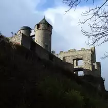BURGRUINE GREIFENSTEIN/HESSEN
Autofahrer auf der A45 bei HERBORN kennen den Anblick mit dem markanten Doppelturm-die H�henburg,auf
einem Berg des DILL-WESTERWALDES gelegen und mit 441 Metern �ber NNh�chstgelegene Burg des LAHN-DILL-
Kreises,wurde 1160 erstmals urkundlich erw�hnt,ab 1693 aufgegeben und verfallend.Heute Sitz der
 Glockenwelt  und auch als Ruine immer noch ein imponierendes Bauwerk....am 13.11.2017