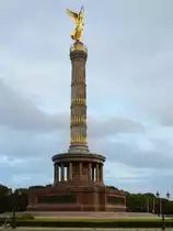 Die Siegess�ule wurde von 1864 bis 1873 als Nationaldenkmal der Einigungskriege nach einem Entwurf von Heinrich Strack erbaut. (Berlin-Tiergarten, September 2012)