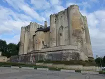 Niort, romanischer Zwillings-Donjon der Burg, erbaut ab 1152 durch K�nig Heinrich II. von England  (14.07.2017)