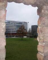 Blick durch die alte Stadtmauer auf das Hitachi - Geb�ude (Innenhafen Duisburg)
