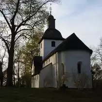 ALMERSBACH/WESTERWALD-EV. PFARRKIRCHE
Sie ist eine der �ltesten im WESTERWALD,als romanische Basilika 1199 erstmals erw�hnt...
Als sie entstand,f�hrte hier ein wichtiger Handels- und Pilgerweg vorbei.Zum Schutz der Furt durch die WIED
erhielt Almersbach 1357 von KAISER KARL IV. die Stadtrechte.
Im 13. Jhdt. erfolgte die Ausmalung der Kirche,1561 wurde die Gemeinde LUTHERISCH,1605 dann
REFORMIERT,mit �bermalung der Wandbilder-ab 1669 nutzten beide ev. Konfessionen die Kirche,bis
1819 Almersbach UNIERT wurde-die alten Fresken wurden 1915 wieder freigelegt....
Ein ganz besonderer und wundersch�ner Kirchenbau,am 14.11.2017...
