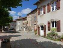 Lesterps, historische Huser am Place des Tilleuls in der Altstadt (14.07.2017)