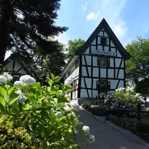 K�NIGSWINTER/RHEIN-WINZERH�USCHEN
Ein Bild wie aus dem M�rchenbuch-das Fachwerkhaus,im 18. Jhdt. entstanden und unter Denkmalsschutz stehend,
ist heute eine Gastst�tte direkt an der Strecke der Zahnradbahn auf den DRACHENFELS-am 18.7.2017...