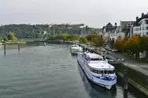 Koblenz: Mosel-Anleger am  Peter-Altmeier-Ufer  in Koblenz, im Hintergrund in voller gewaltiger Gr��e die Festung Ehrenbreitstein - 16.10.2017