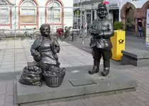 Koblenz: Skulptur  Marktfrau und Schutzmann  am M�nzplatz - 16.10.2017