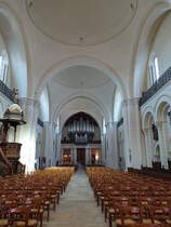 Angouleme, romanischer Innenraum mit Orgel in der Kathedrale St. Pierre (15.07.2017)