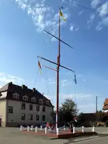 Neuburg am Rhein, das Denkmal auf dem Rathausplatz erinnert an die lange Tradition der hier ans�ssigen Schiffer und Fischer, Sept.2017