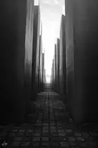 Inmitten des aus 2711 Beton-Stelen bestehenden Holocaust-Denkmales in Berlin. (Oktober 2013)